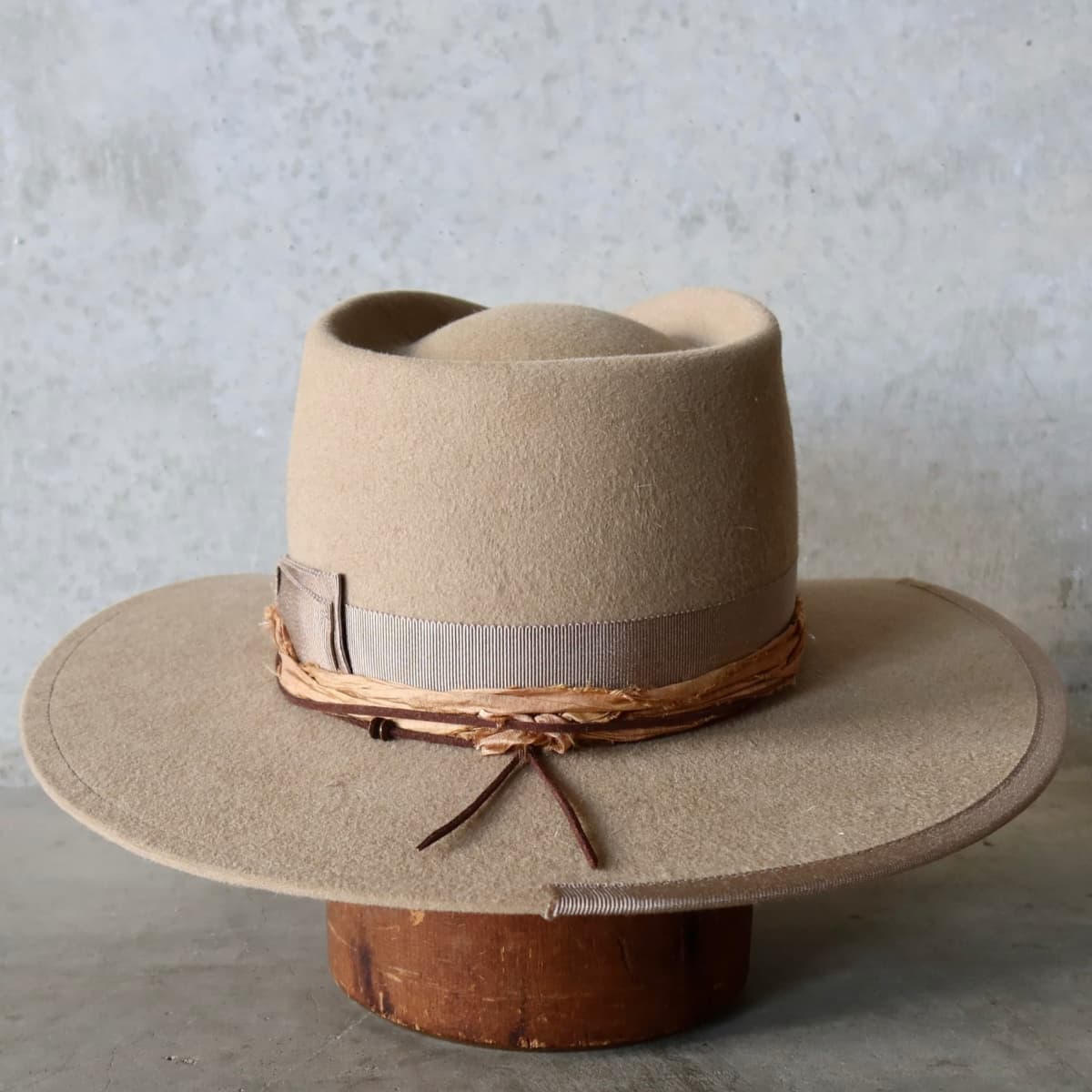 Back view of the Alexander Camel felt hat by PHYLLi Designs featuring Japanese grosgrain double bow band and copper sari silk trim.