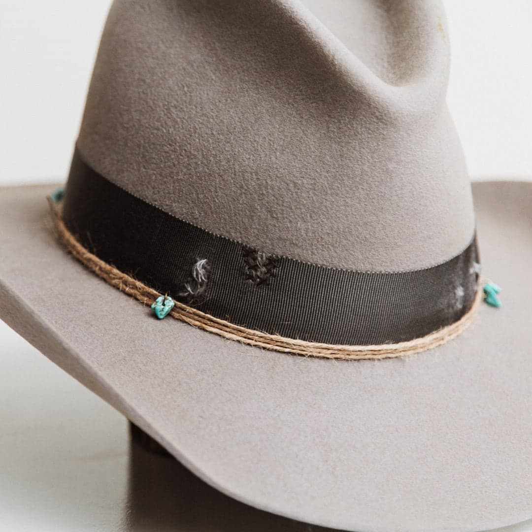 Close up detail of the Finse felt hat showing distressed steel grey Japanese grosgrain band stitching.