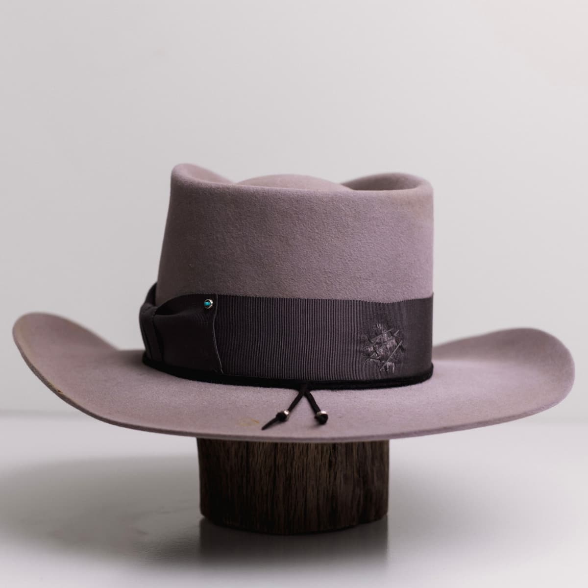 Back view of the Franco Taupe distressed felt cowboy hat by PHYLLi Designs featuring distressed slate grosgrain band with darned patchwork stitching.