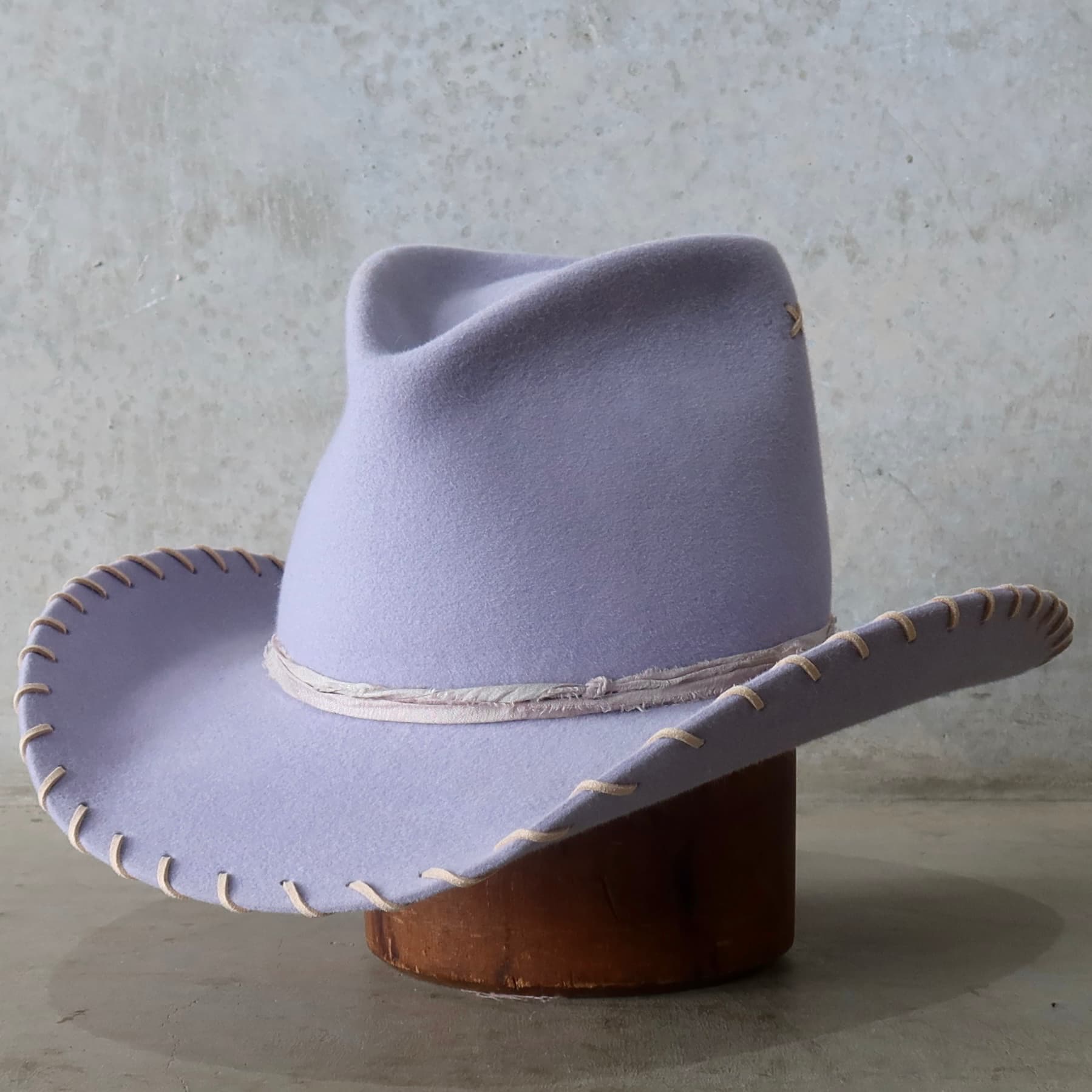 Front left angle of the lilac cowboy hat Nevada by PHYLLi Designs with tonal silk yarn wraps.