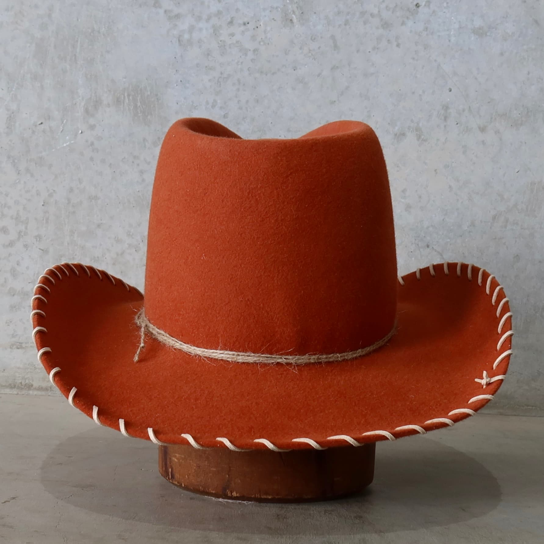 Back view of the spiced pumpkin cowboy hat Nevada by PHYLLi Designs featuring three twine wraps tied at the back of the crown.