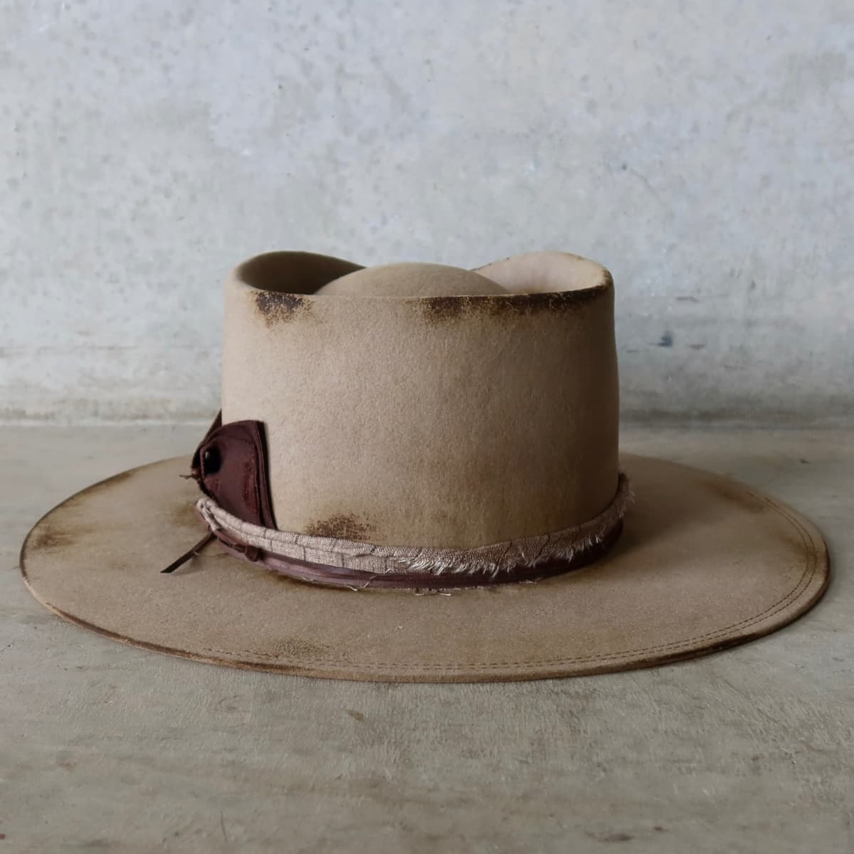 Back view of the Sahara distressed felt hat Old Joe by PHYLLi Designs featuring taupe and chocolate cotton pinstripe trimming.