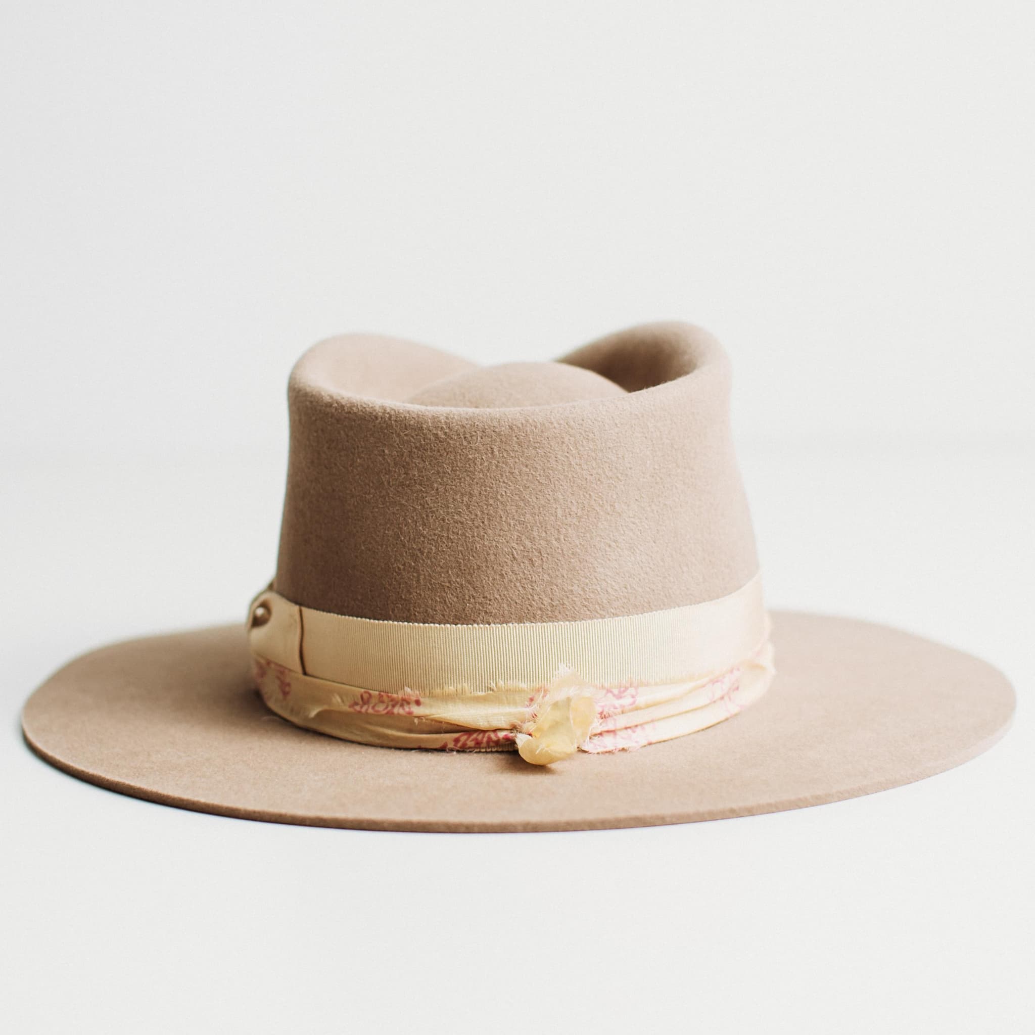 Back view of The Fawn sahara felt hat with grosgrain bow band and patterned sari silk trim.