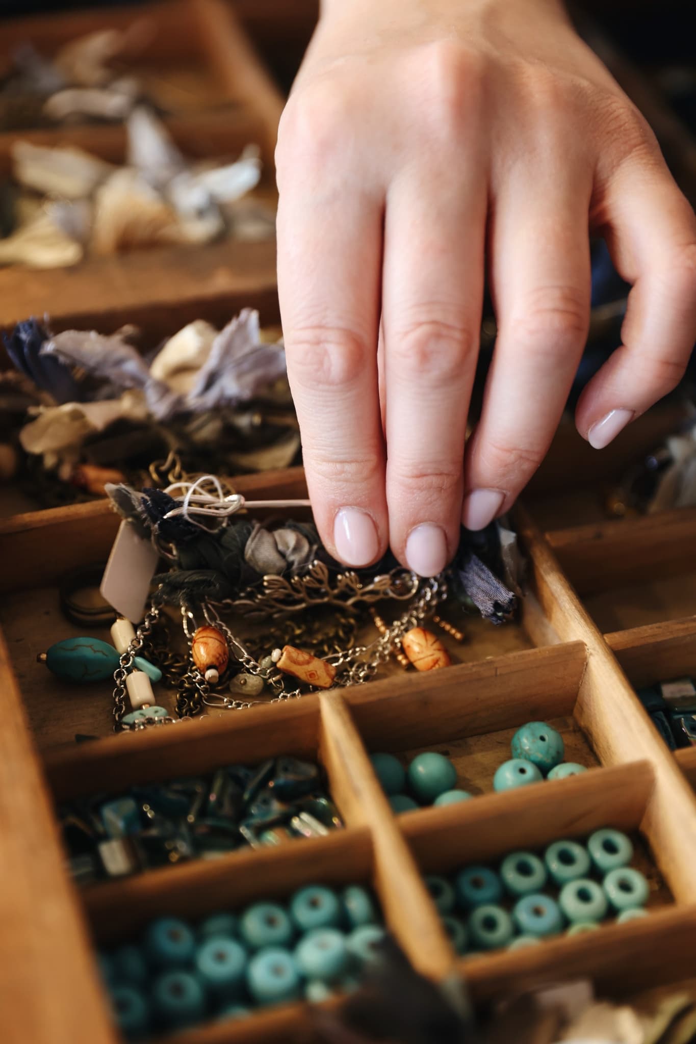 Hand selecting a chunky hat pin during a PHYLLi Designs hat bar event.