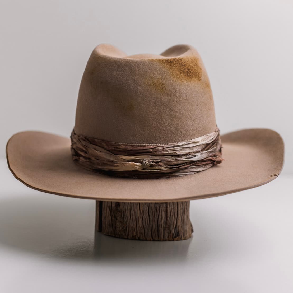 Back view of the Sahara cowboy hat Wrapped Wheeler Sahara by PHYLLi Designs featuring burnt branded II pattern on the back right of the brim.