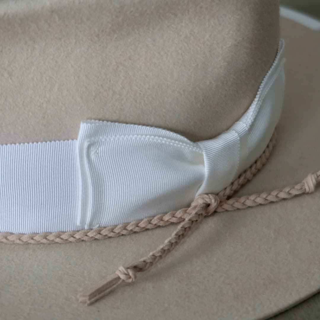 Close up detail of the Yolande felt hat showing ivory Japanese grosgrain double bow band.