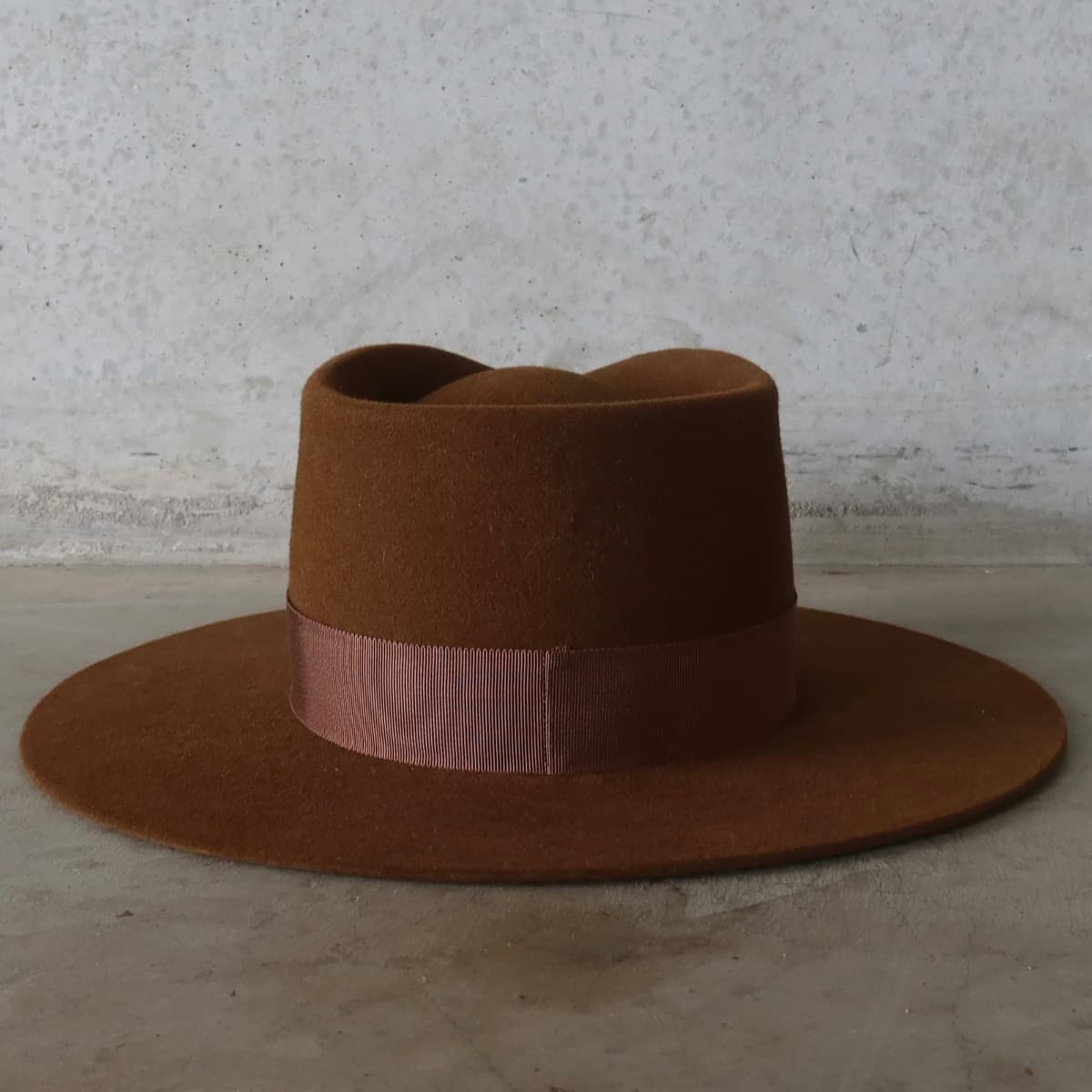 Back view of the caramel hat Core Caramel by PHYLLi Designs featuring interchangeable chocolate Japanese grosgrain band.
