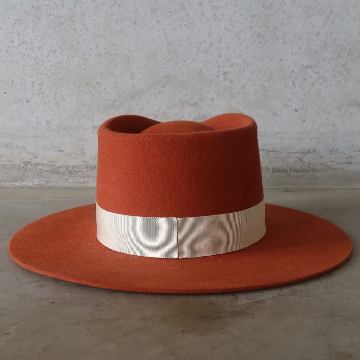 Back view of the spiced pumpkin hat Core Spiced Pumpkin by PHYLLi Designs featuring interchangeable sand Japanese grosgrain band.