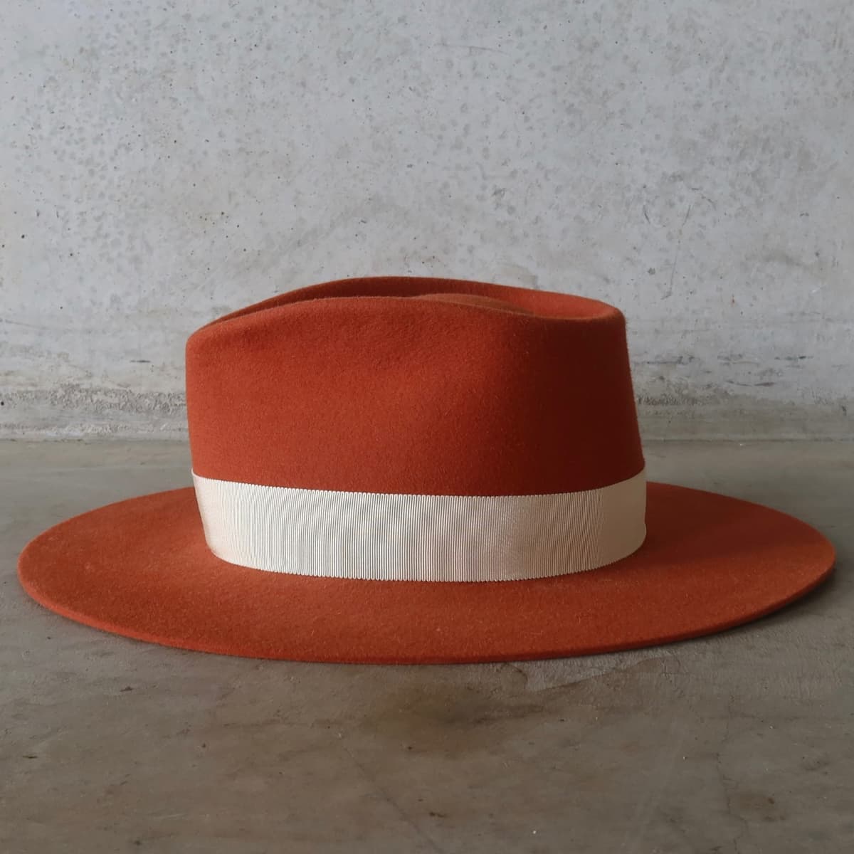 Left side view of the spiced pumpkin hat Core Spiced Pumpkin by PHYLLi Designs with sand Japanese grosgrain band.