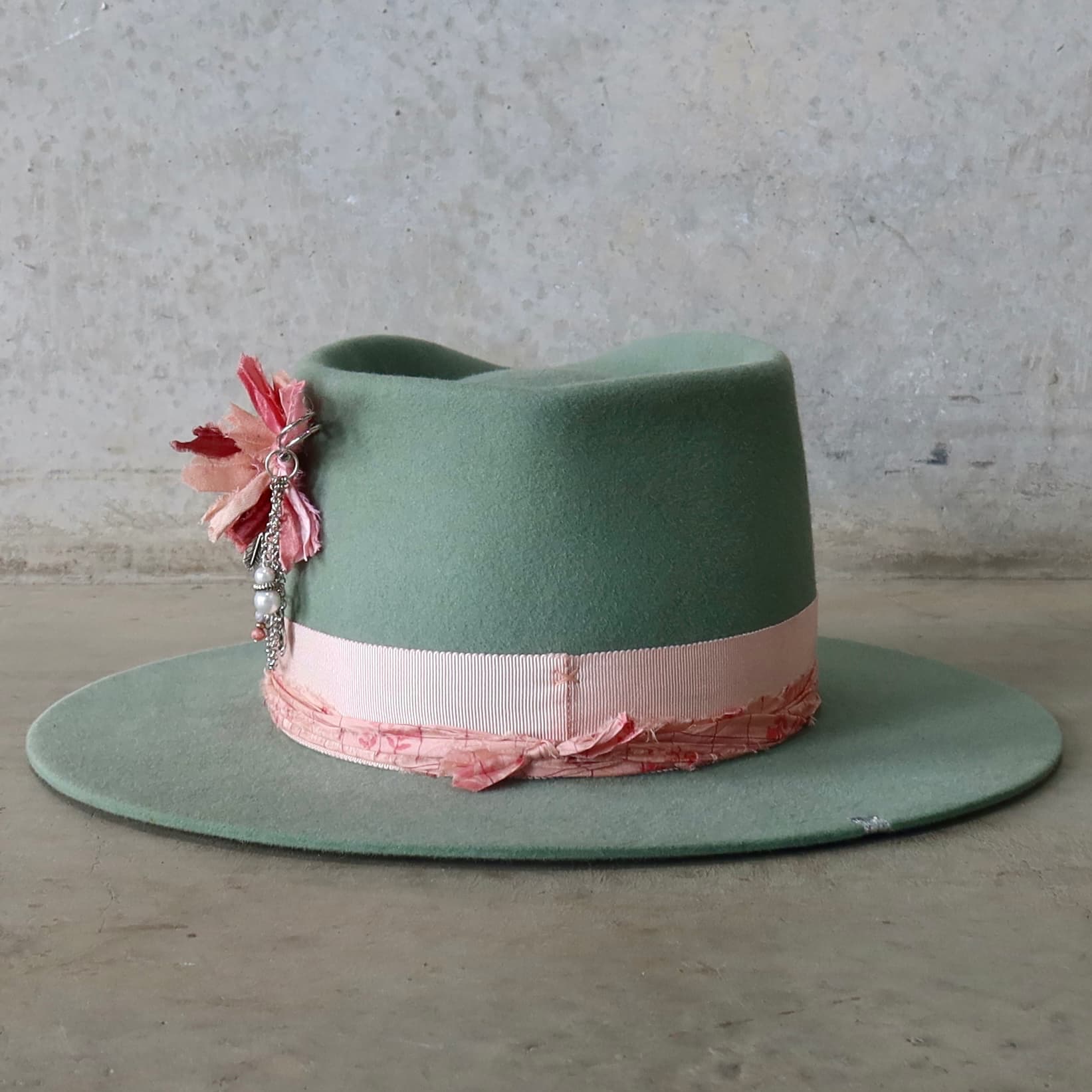 Back view of the Eucalyptus felt hat Diamonds & Pearls – Pink by PHYLLi Designs featuring silver brim tag stitching.