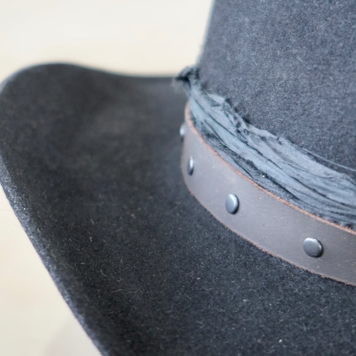 Close up detail of the Edwards felt cowboy hat showing black sari silk trimming around the crown.