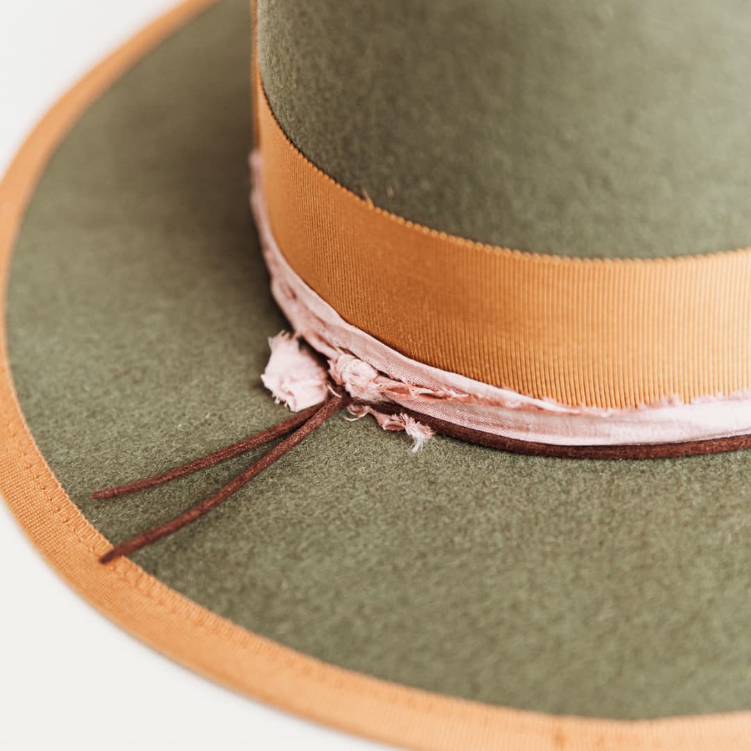 Close up of rose sari silk trim and copper grosgrain band on the Feuille Morte felt hat by PHYLLi Designs.
