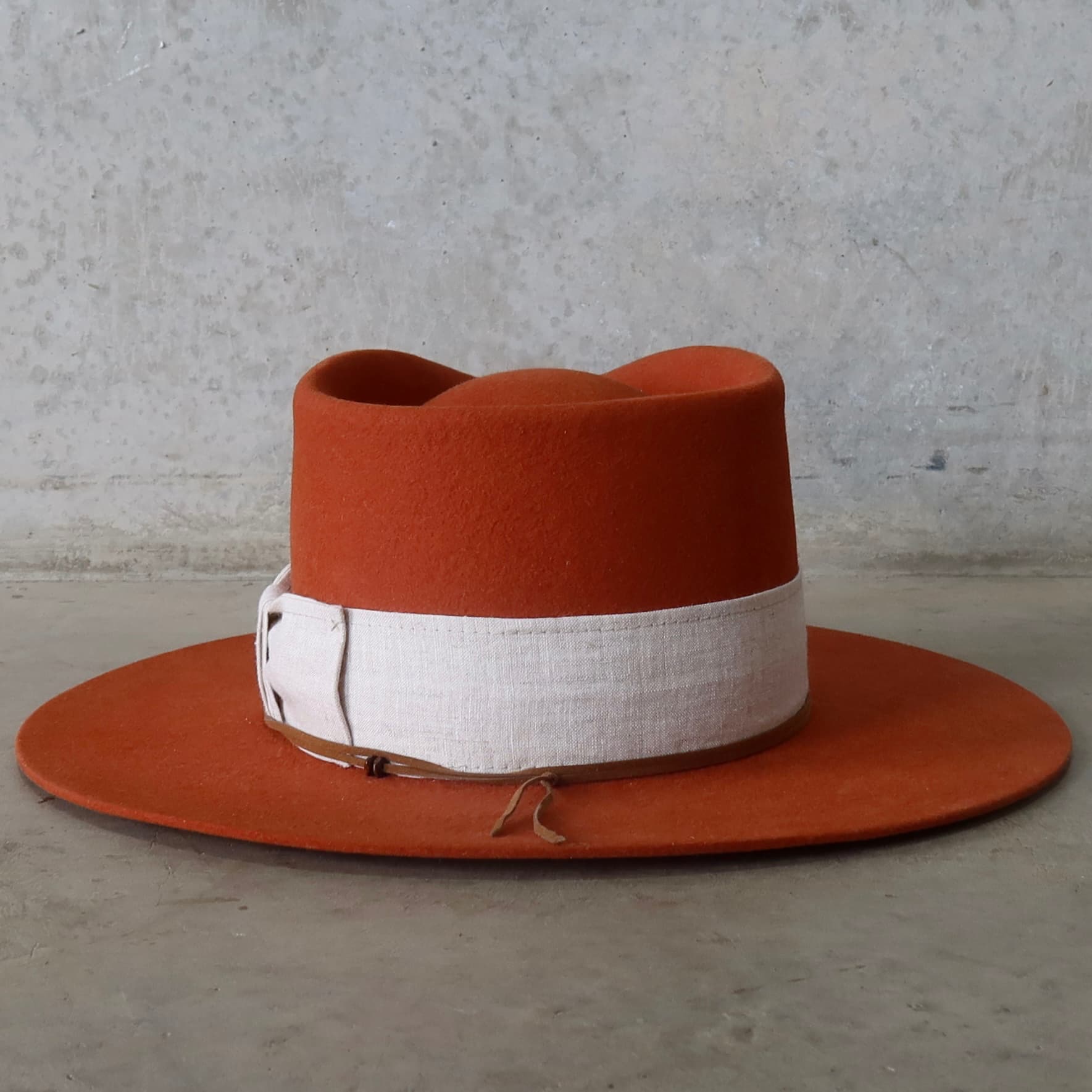 Back view of the Spiced Pumpkin felt hat Flax by PHYLLi Designs featuring linen bow band.