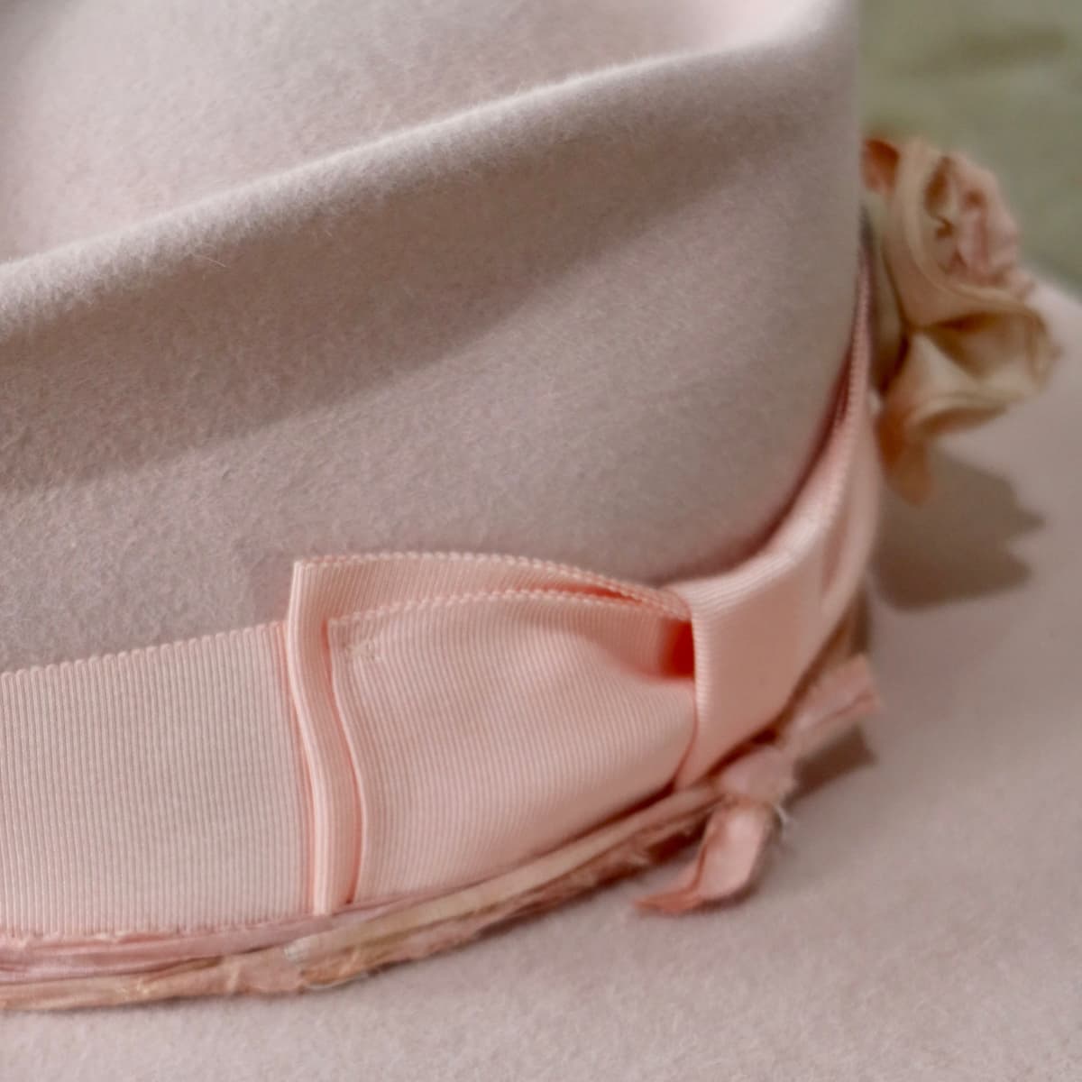 Close up detail of the Lucinda Bloom felt hat showing salmon Japanese grosgrain double bow band.