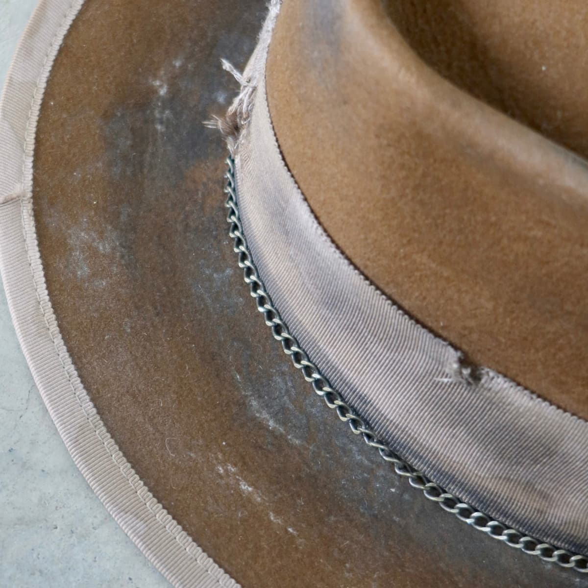 Close up detail of the Marlboro felt hat showing distressed caramel rabbit felt with taupe Japanese grosgrain brim binding.