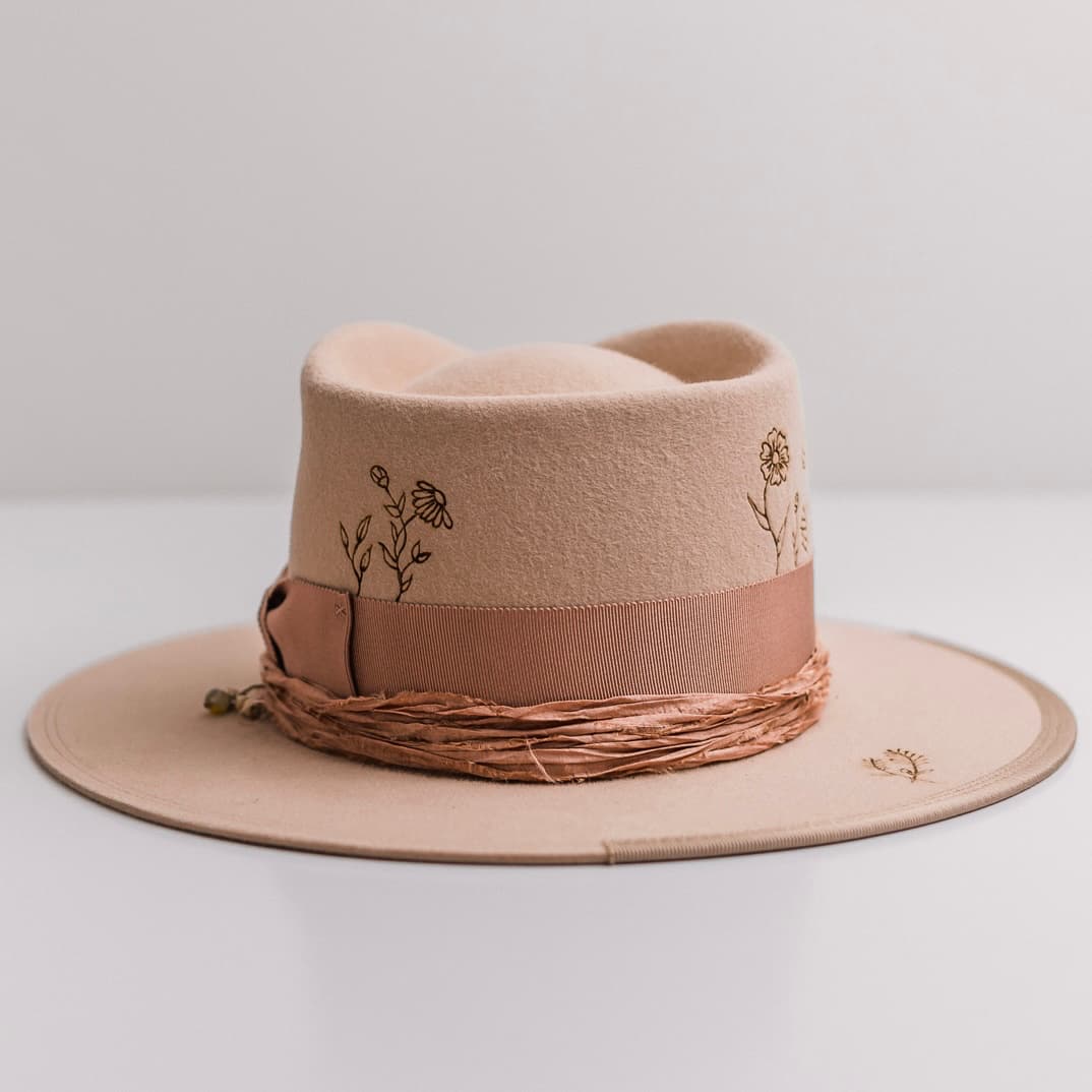 Back view of the sand felt hat Miley by PHYLLi Designs featuring dirty rose sari silk trim and taupe double brim stitch.
