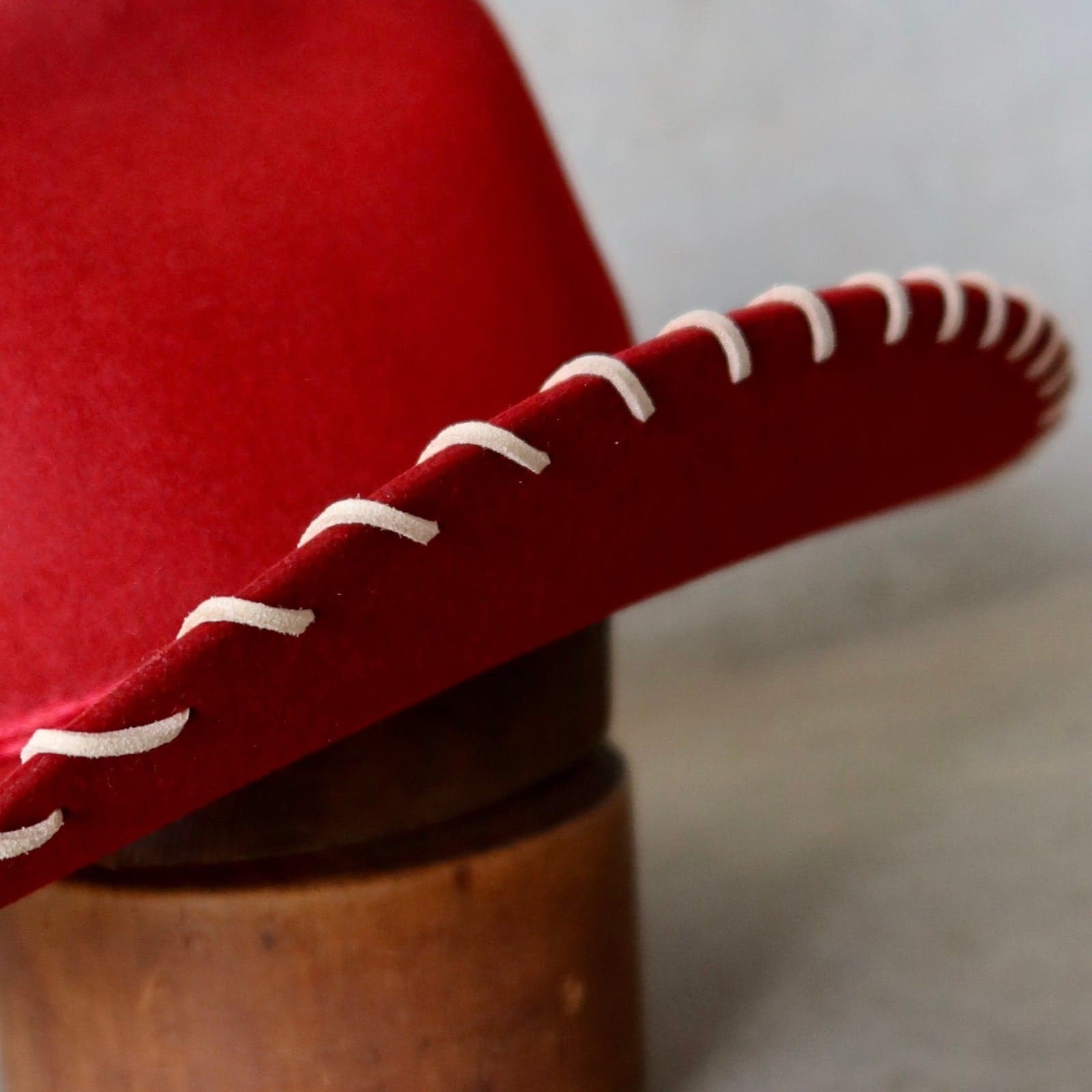 Close up detail of the Nevada cowboy hat showing nude suede brim lacing on spiced cherry western weight rabbit felt.