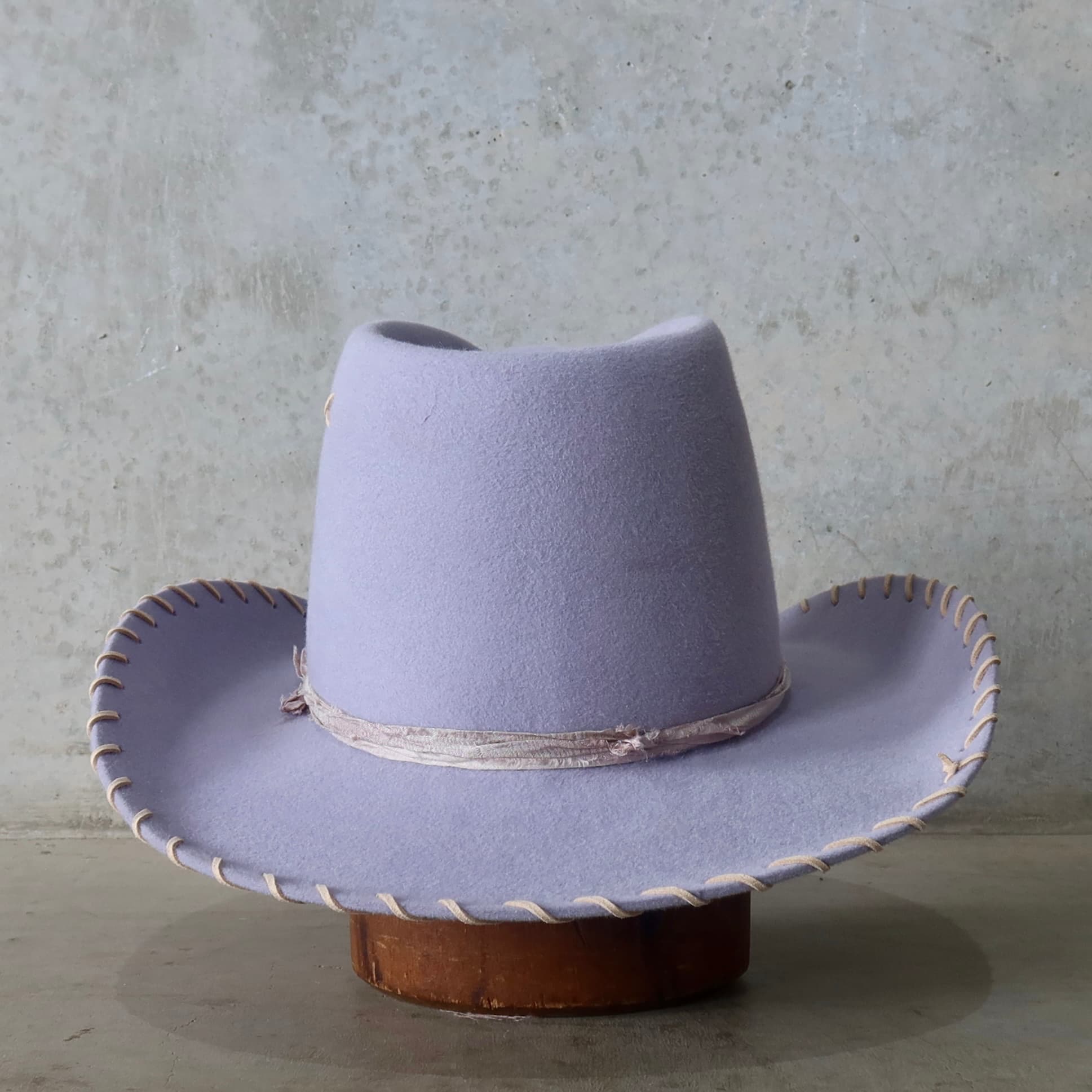 Back view of the lilac cowboy hat Nevada by PHYLLi Designs featuring tonal lilac silk yarn wraps tied at the back of the crown.