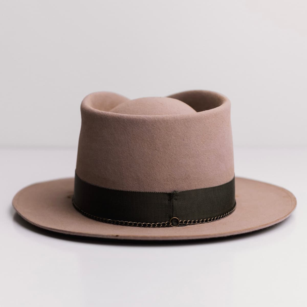 Back view of the Sahara felt hat Reagent by PHYLLi Designs featuring artichoke grosgrain band with bronze crown chain detail.