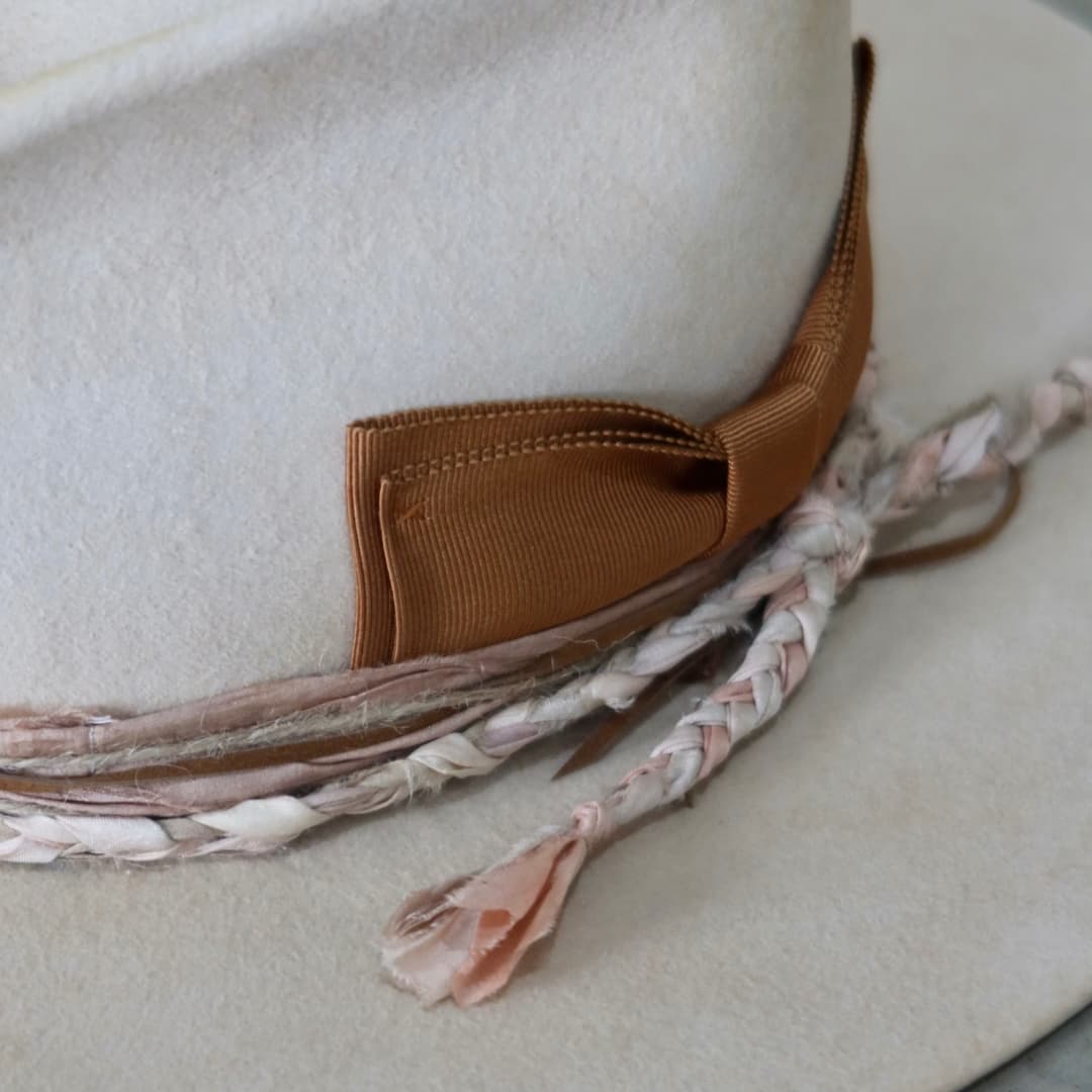Close up detail of the Starlight felt hat showing the copper Japanese grosgrain floating double bow band.