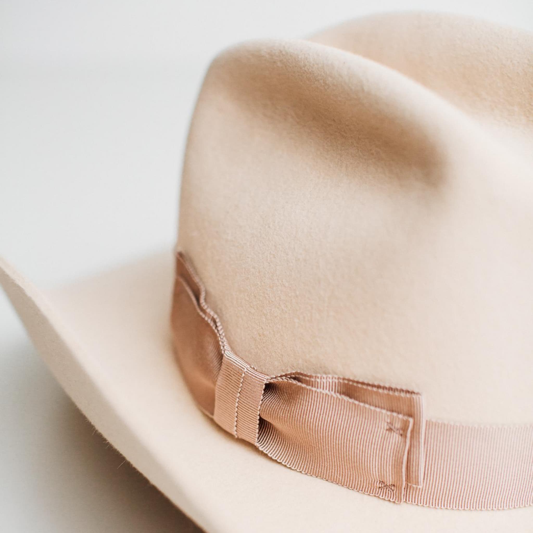 Close up of The Plains cowboy hat band showing plaster Japanese grosgrain double bow on beige rabbit felt.
