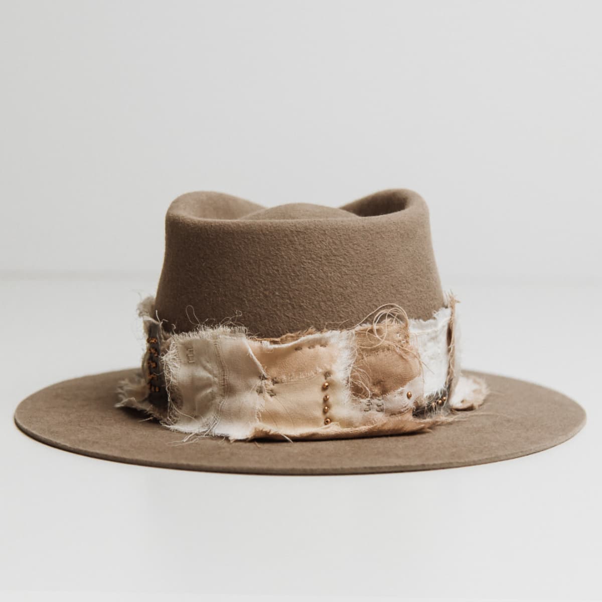 Back view of the Wabi Limited Edition Sahara felt hat by PHYLLi Designs featuring Wabi Sabi patch band with scattered matte gold beading.